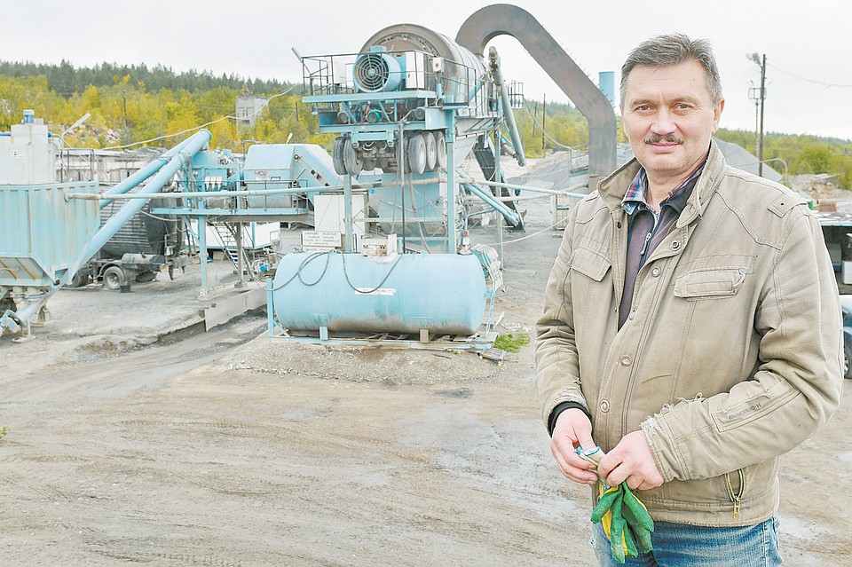 Виктор Колибаба отвечает за работу асфальтобетонного производства в Кандалакше. Фото: Олег ФИЛОНОК