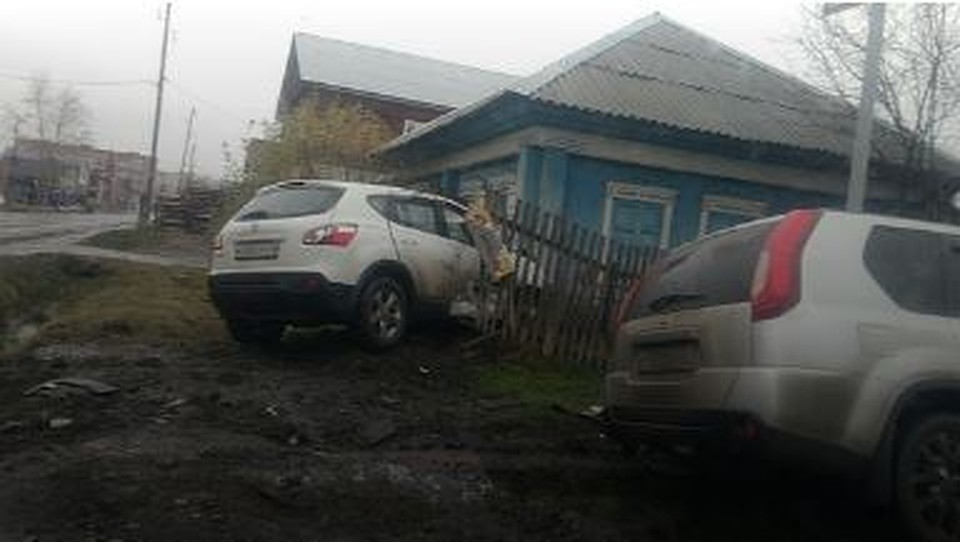 Авто снесло забор. Фото - соцсети.