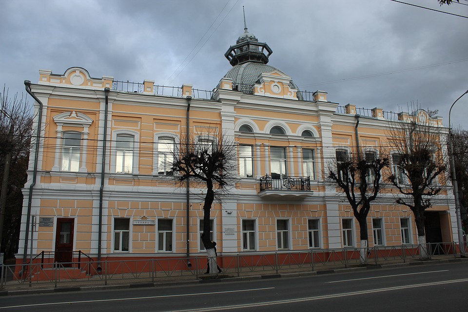 Здание корпуса РязГМУ на улице Ленина перекрасили в персиковый цвет Фото: Владимир ФРОЛОВ