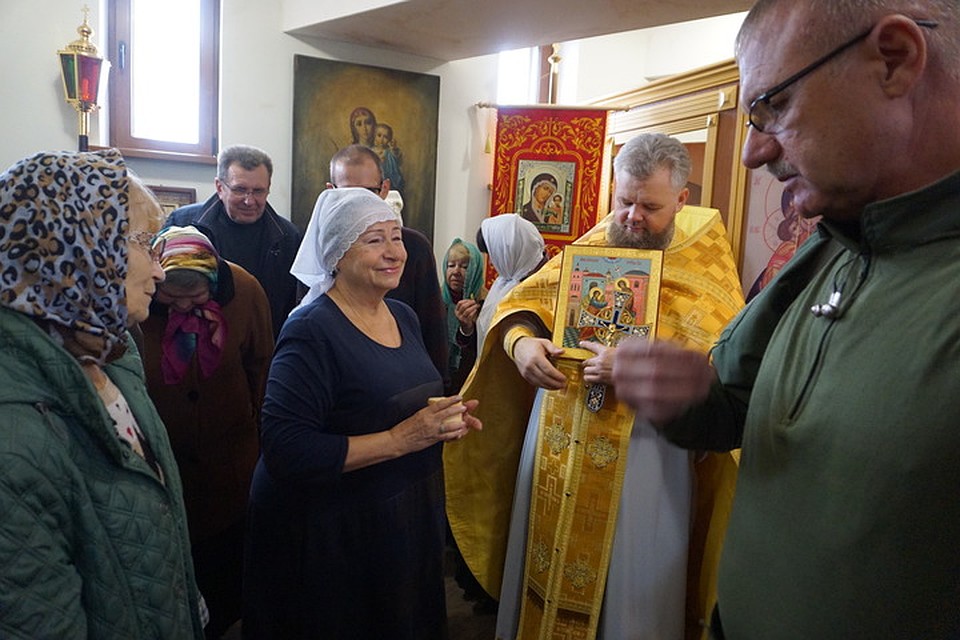 После службы икону передают отцу Александру. Фото: Юлия АНДРИЕНКО