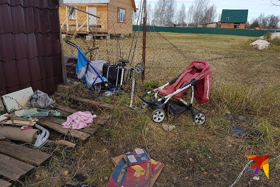 Вокруг пожарища разбросаны детские вещи и коляски. Фото: Александр ЕФАНОВ