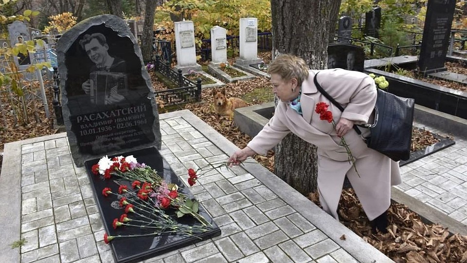 Комсомольцы приходят к могиле Расахатского возложить цветы. Фото: из личного архива Ирины Тумановой
