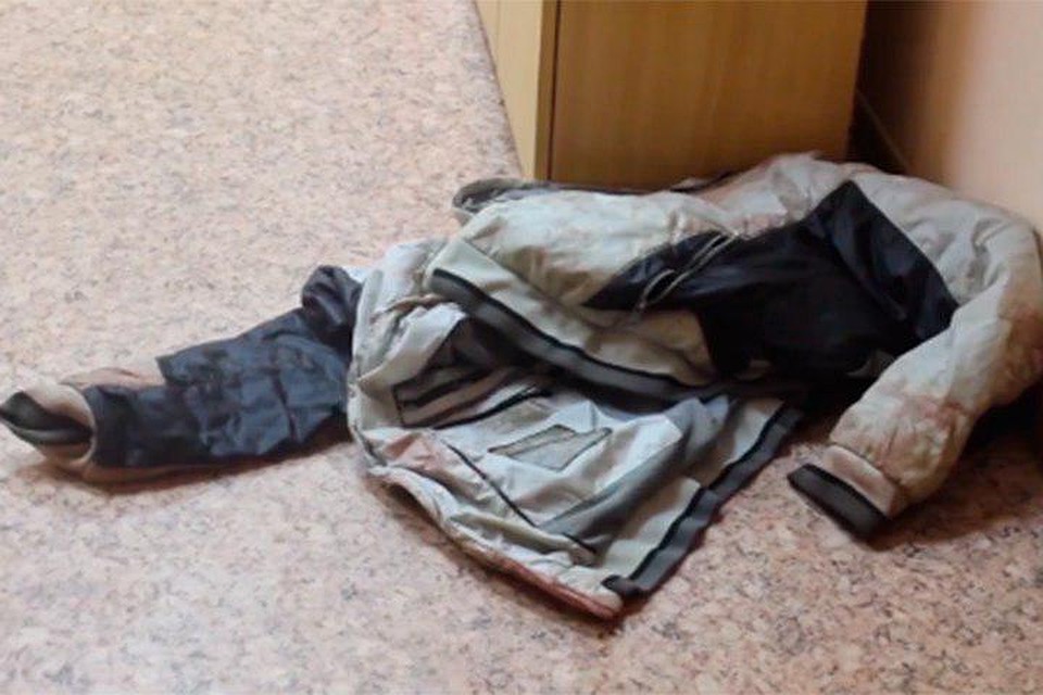 Вся куртка задержанного залита кровью Фото: принтскрин видео.