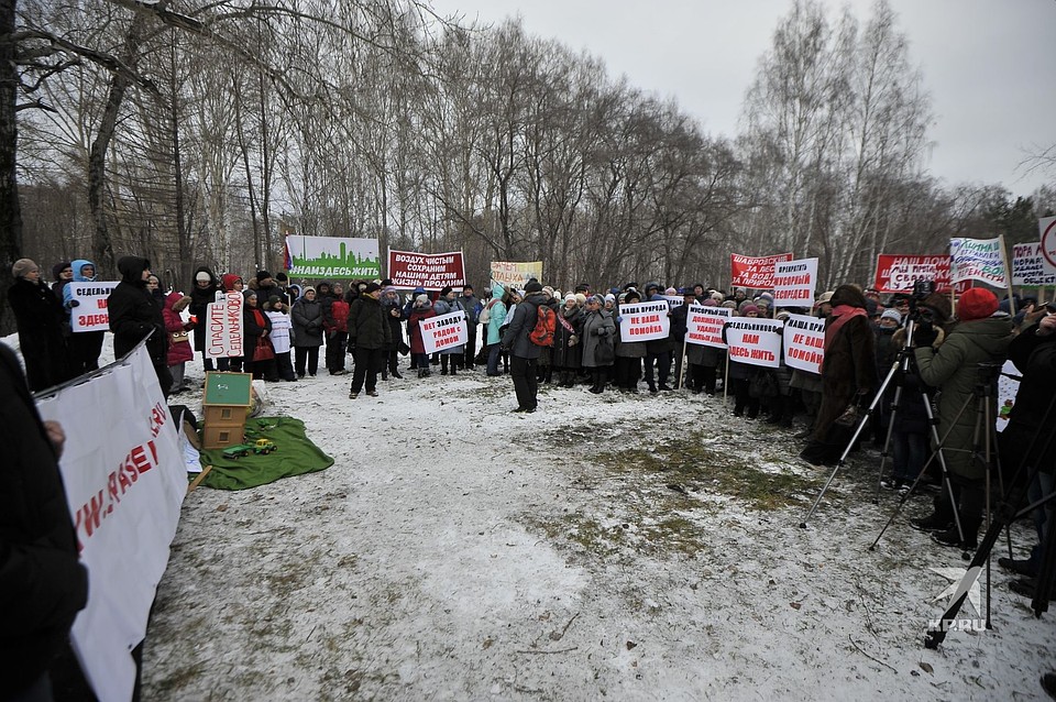 На митинг пришли десятки людей. Фото: Алексей БУЛАТОВ