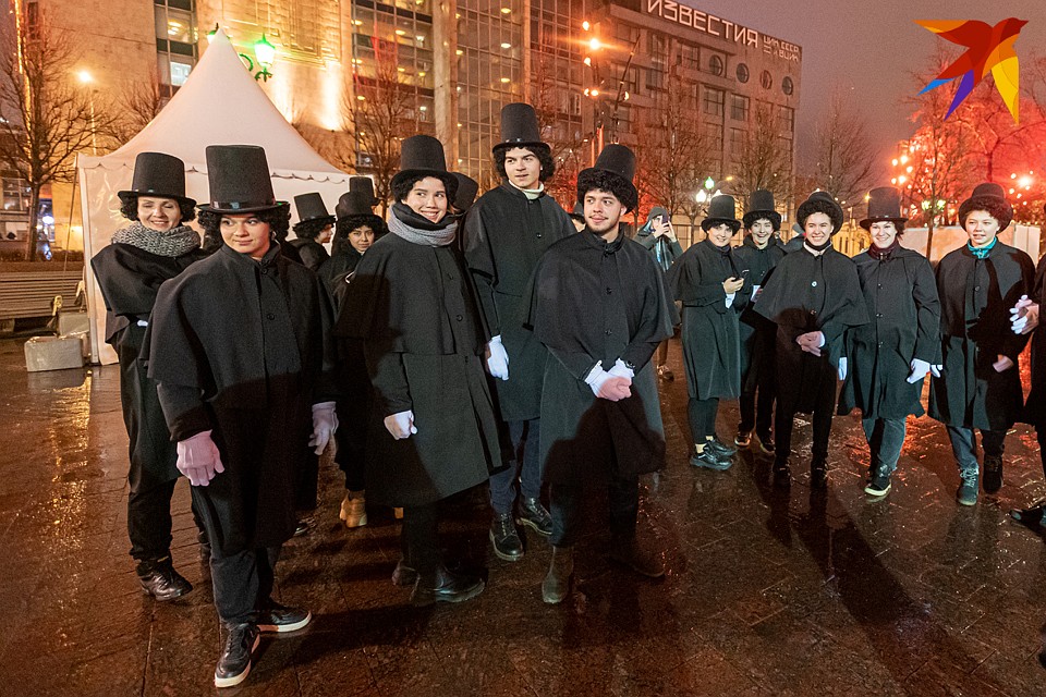 Актеры и актрисы в образе Пушкина на "Ночи искусств" на Пушкинской площади. Фото: Михаил ФРОЛОВ