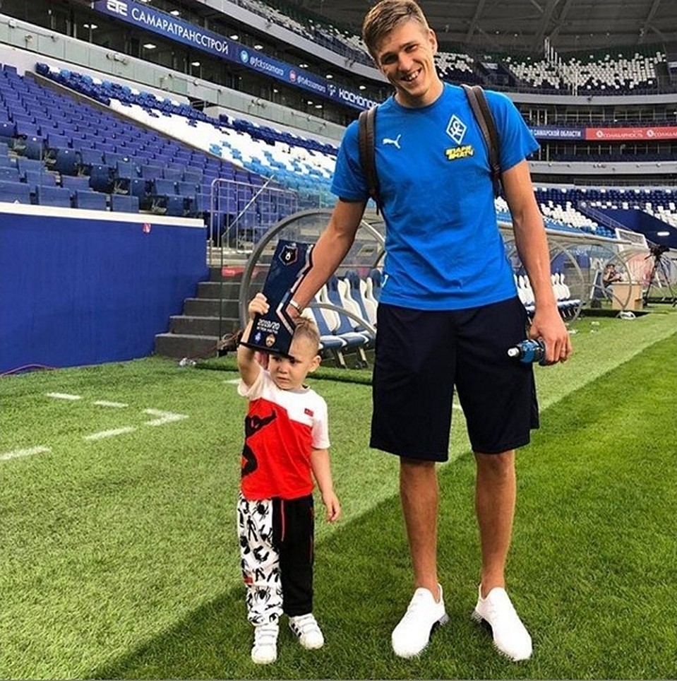 Сын поддерживает бомбардира самарцев на всех домашних матчах. Фото: www.instagram.com/a.sobolev97.
