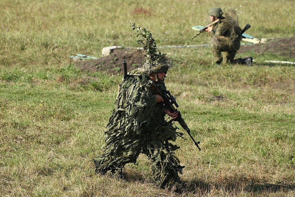Чтобы военных не было видно, они маскируют одежду. Фото: пресс-служба ЮВО