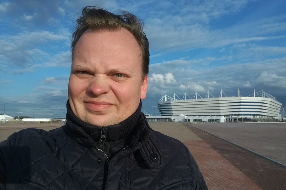 Турист из Литвы на фоне нового калининградского стадиона. Фото: Михаил ЯНОВСКИЙ