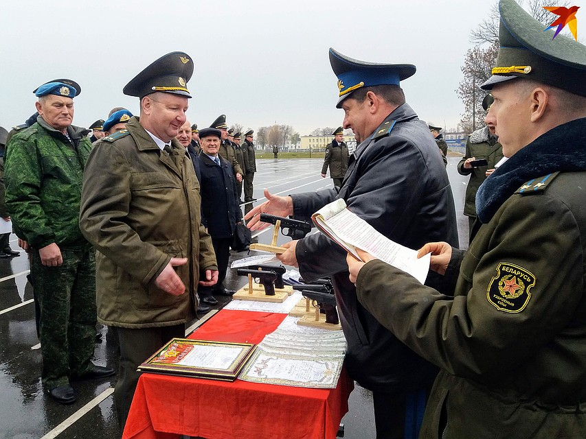 К юбилею десантникам вручили подарки, грамоты и награды. Фото: Оксана БРОВАЧ