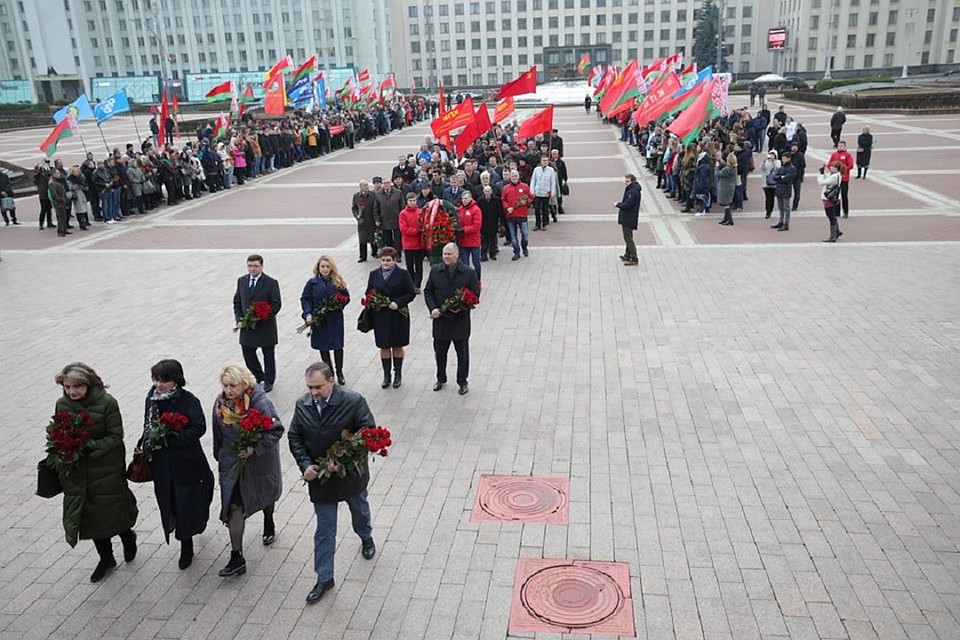 Праздник отметили возложением цветов к памятнику Ленина Фото: Святослав ЗОРКИЙ