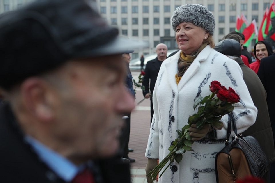 Часть гостей принесли Ленину розы Фото: Святослав ЗОРКИЙ