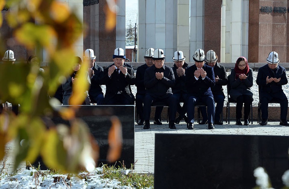 …после чего прочитали поминальную молитву. Фото: Султан ДОСАЛИЕВ