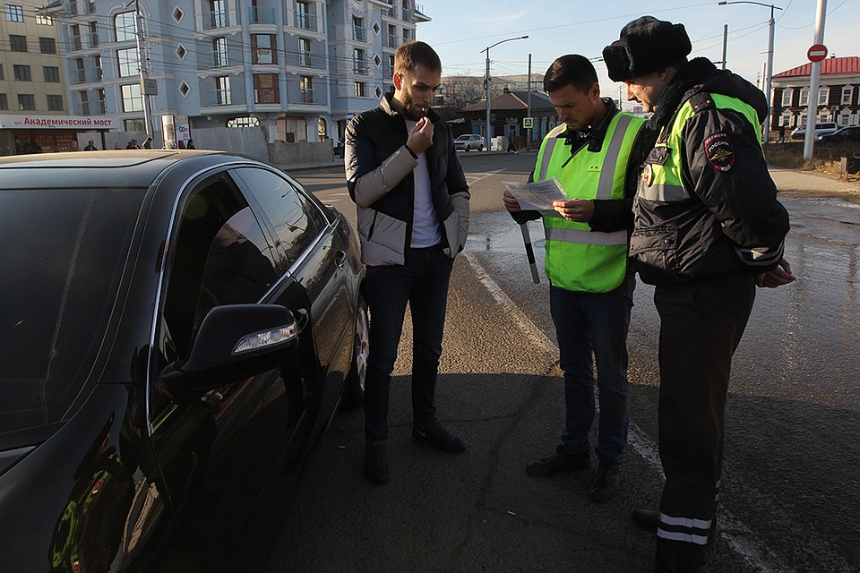 А вот и водитель на тонированном авто. Страховка в порядке, но пленочку придется снять. Фото: Юлия ПЫХАЛОВА