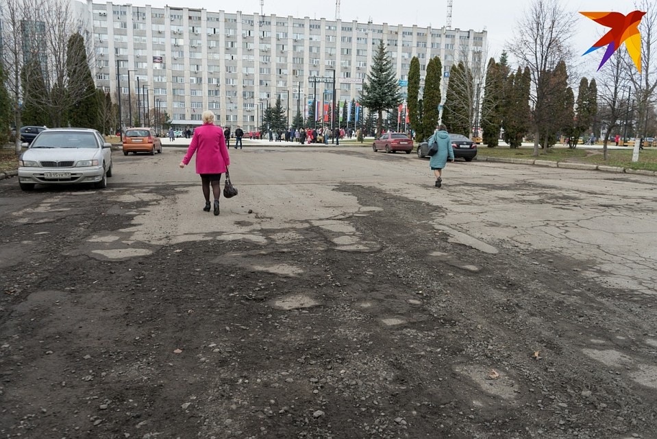 Вокруг площади Содружества асфальт продолжает разрушаться Фото: Вячеслав КОВАЛЕНКО