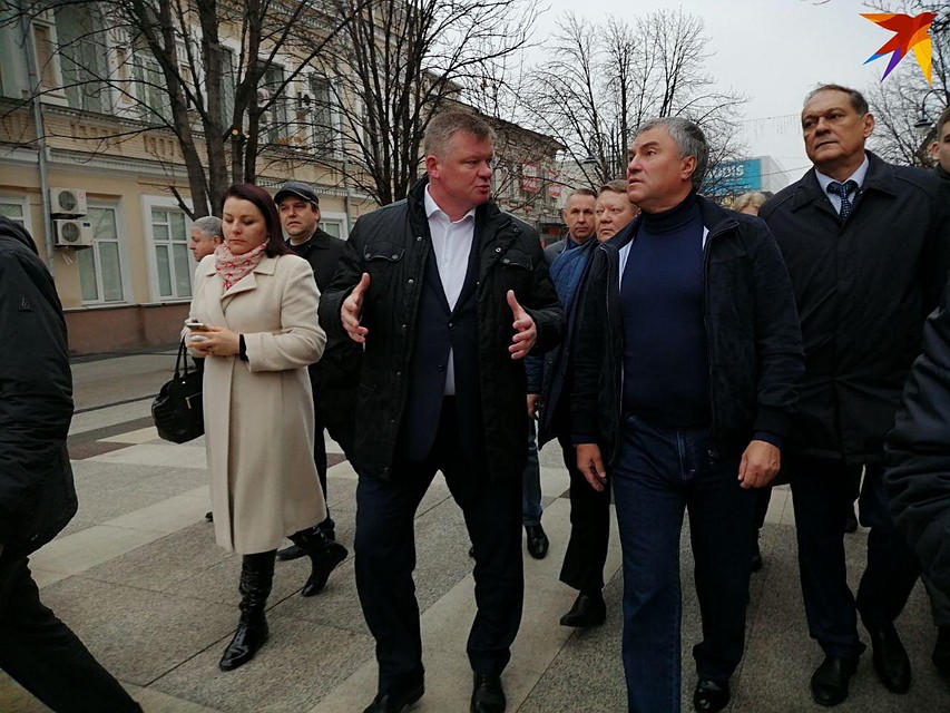 Мэр Исаев объяснил Володину, почему плитка на проспекте неровная