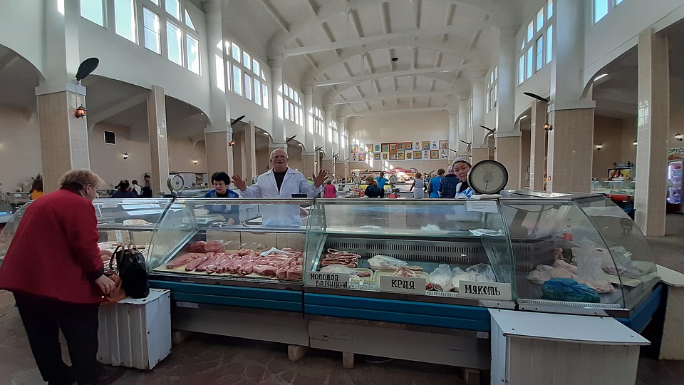 В соседнем корпусе расположились торговые ряды - Центральный рынок никуда не убрали. Фото: Екатерина СИМОХИНА