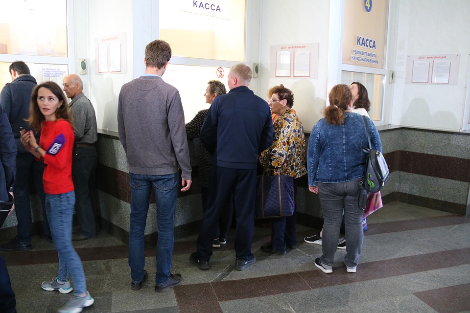 В Симферополе у железнодорожных касс в первый день продаж выстроились очереди Фото: Андрей ПАВЛОВСКИЙ