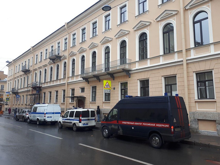В квартире, где обнаружили труп, работают спецслужбы. Фото: Роман ЛЯЛИН