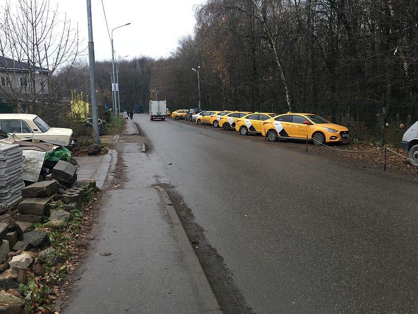Вечером вдоль дороги выстраиваются желтые машины - таксисты приезжают поспать. Фото: Павел КЛОКОВ
