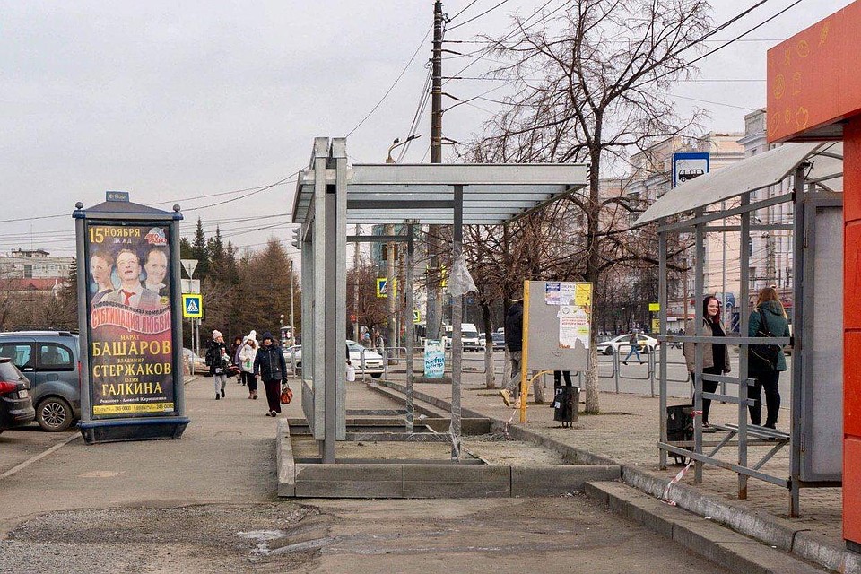 Остановочный комплекс на Алом поле поставили рядом на пешеходную часть, а старую остановку не демонтировали. Фото: Челябинский урбанист