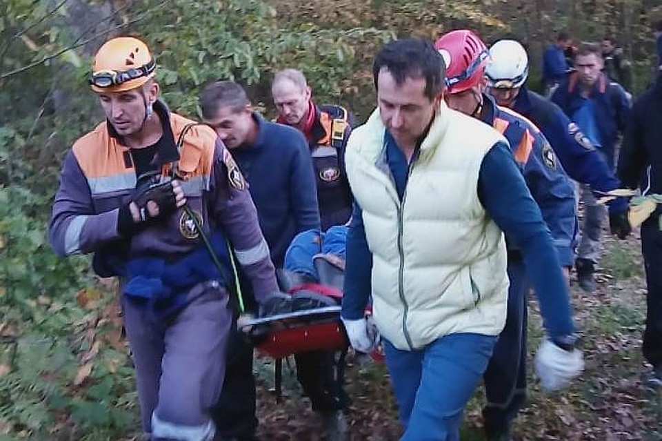 Чтобы передать мужчину врачам, спасатели 7 часов несли мужчину на носилках. Фото: "Кубань СПАС"