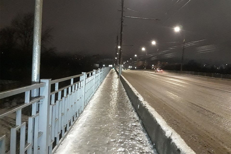Льдом покрылись и тротуары, и проезжая часть. Фото: vk.com/meteokirov, Даниил КАТЕРБАРГ