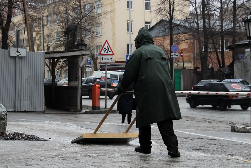Лед и снежную кашу на тротуарах дворники убирали вручную. Фото: Василий Вахрин