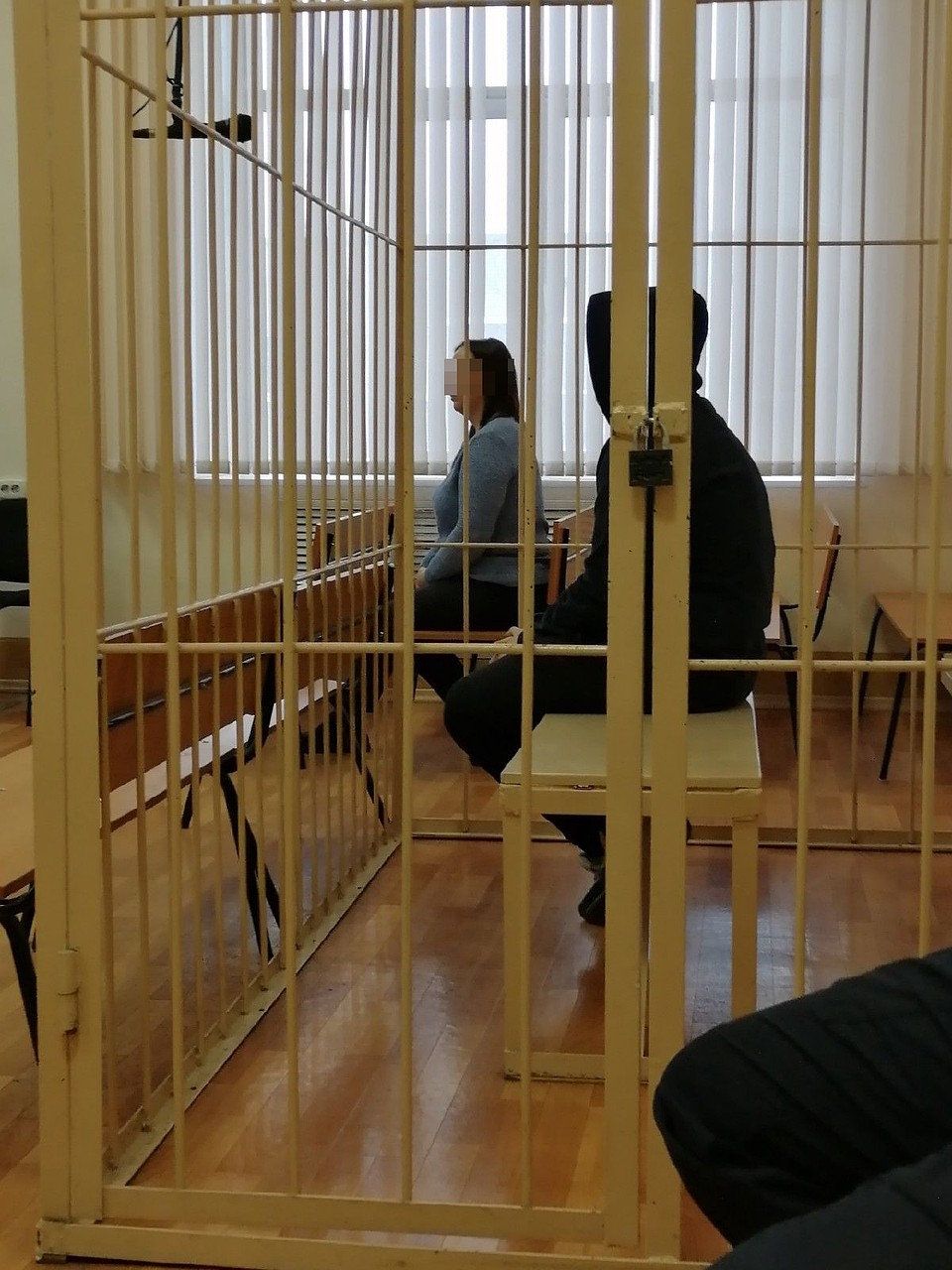 Во время заседания парень пытался скрыть свое лицо. Фото: Анна ПАШАГИНА