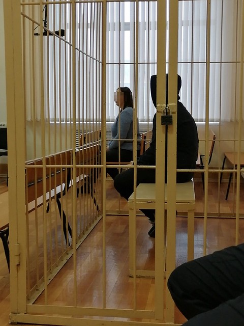 Во время заседания парень пытался скрыть свое лицо. Фото: Анна ПАШАГИНА