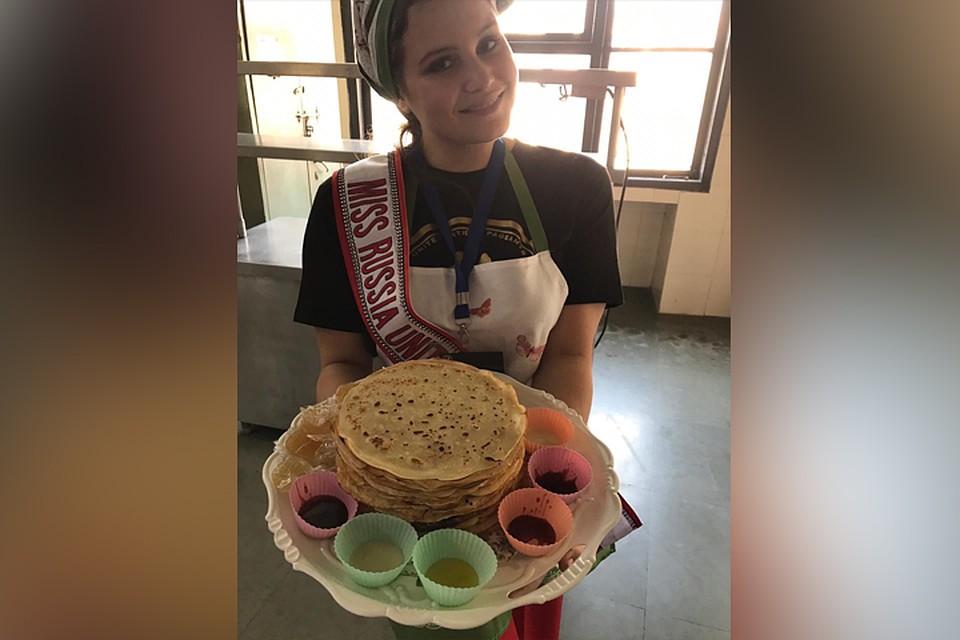 Нижегородка угощала местных русскими блинами.