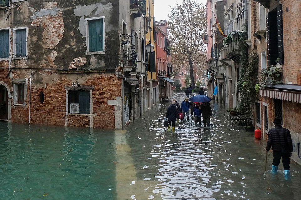 Местами улицы Венеции отличаются от каналов лишь глубиной воды. Фото: REUTERS