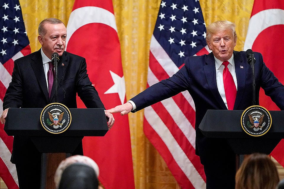 Жест Дональда Трампа на брифинге по итогам переговоров. Фото: REUTERS