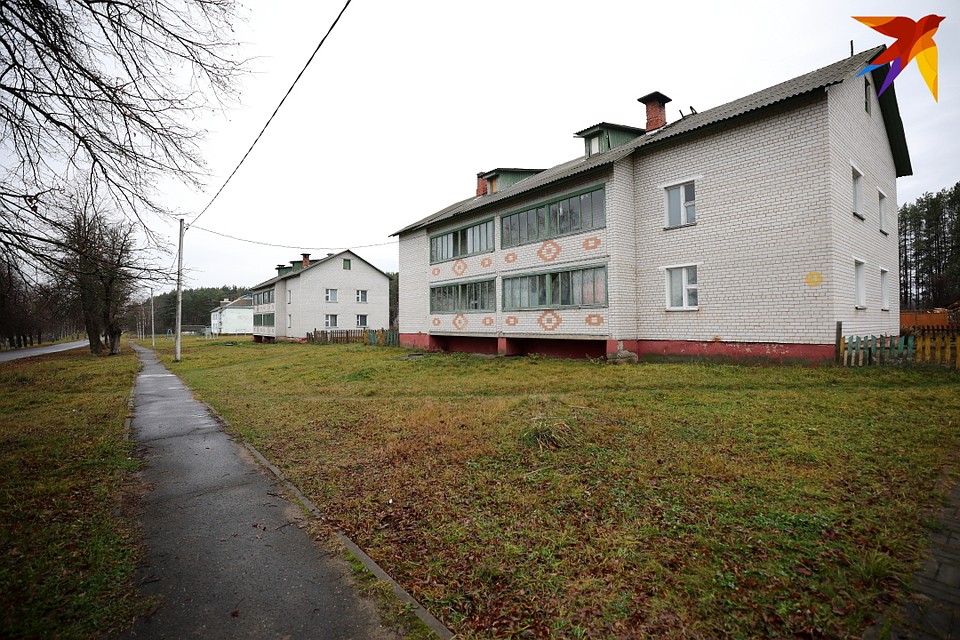 На въезде в агрогородок - одинаковые кирпичные домики Фото: Святослав ЗОРКИЙ