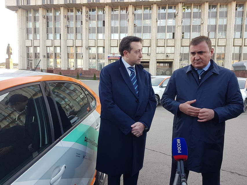 Алексей Дюмин и Винченцо Трани стали первыми клиентами каршеринга "Делимобиль" в Туле. Фото: Алиса ТИТКО