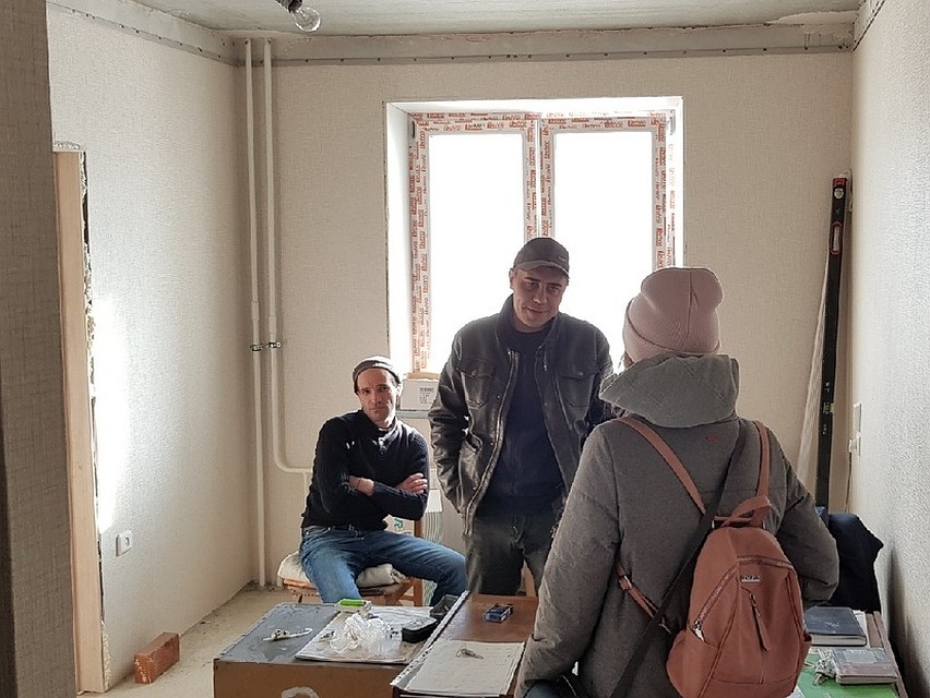 «Офис» рабочих в чьей-то будущей квартире на Петра Столыпина, 21. Фото: Роман Никитин