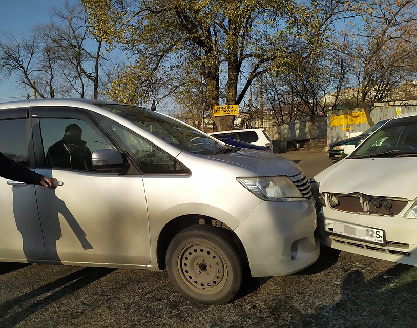 Автомобилисты не поделили проезд на перекрестке Фото: Милана СОКОЛ