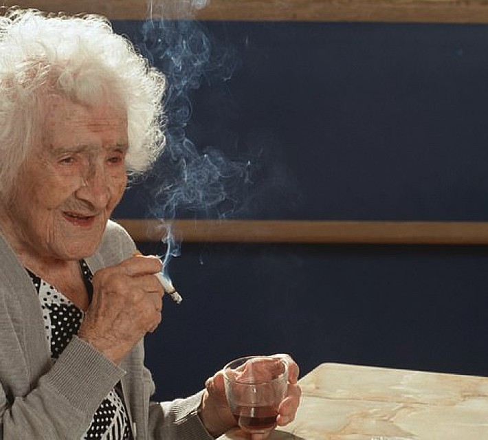 Жанна Кальман (Jeanne Calment) умерла в 1997 году в возрасте 122 года. Обожала шоколад и оливковое масло. А еще выпить и покурить.