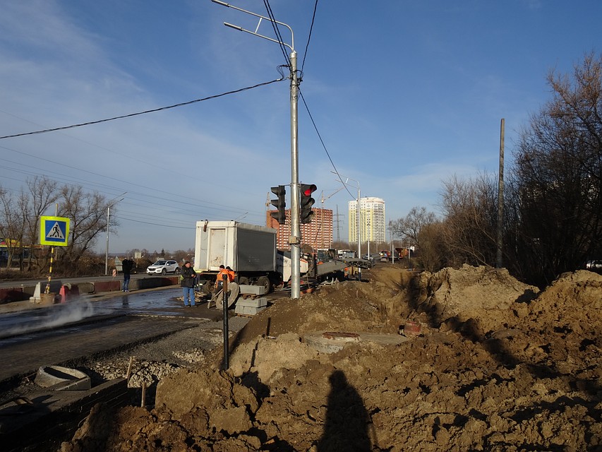Cейчас в районе улицы Белоконской, где поворот в город, можно увидеть, как делают барьерное ограждение между встречными потоками Фото: Валерия ПРОНИНА