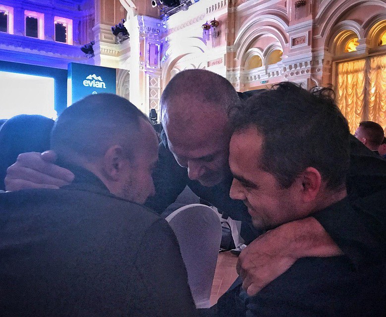 Glen Ballis (2-е место за Lucky Izakaya Bar) спонтанно проявляет теплые чувства к Владимиру Мухину и Анатолию Казакову. Фото: Леонид ЗАХАРОВ