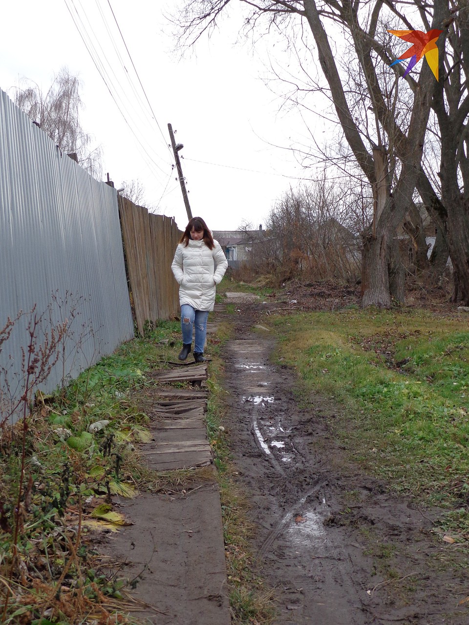 Дорожка тоже выложена аккуратно, но проку на такой почве от быстро гниющего дерева – немного. Фото: Екатерина СМБАТЯН