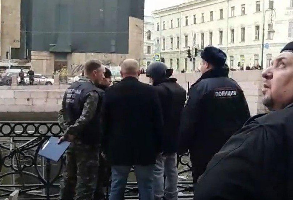 На следственный эксперимент убийцу одели в бронежилет и каску, дабы уберечь от самосуда горожан. Фото: Степан СТЕПАНОВ