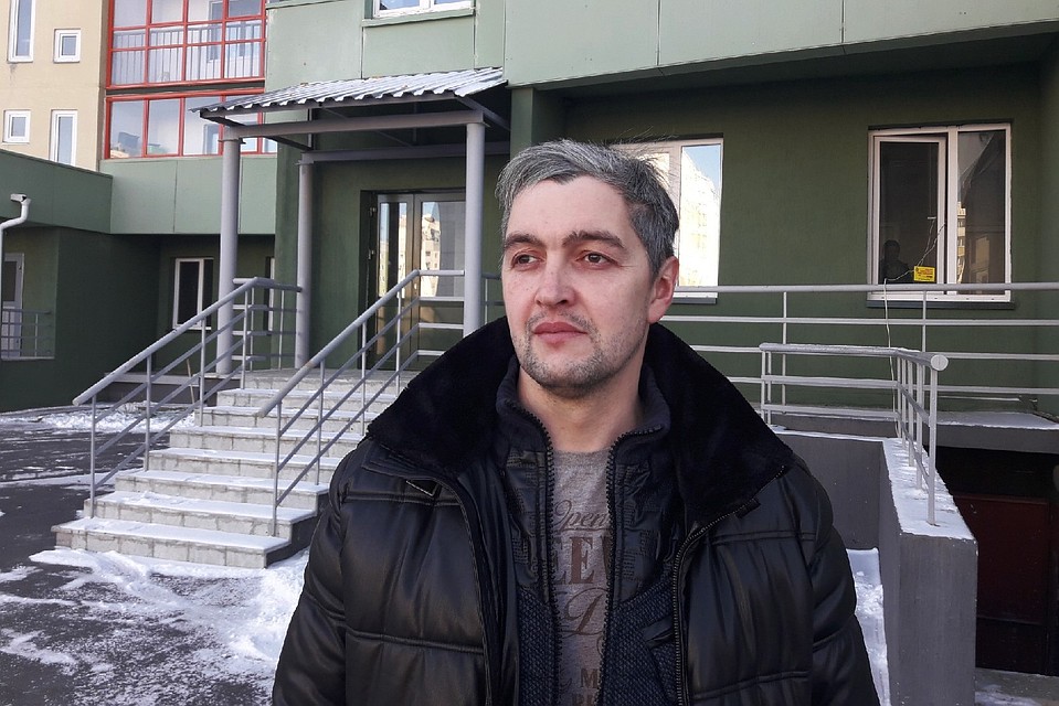 Застройщик утверждает, что Роман вообще не покупал квартиру в Парковом-2. Активист объясняет: оформил ипотеку на отца и пригласил нас посмотреть ее Фото: Ирина Фадюшина