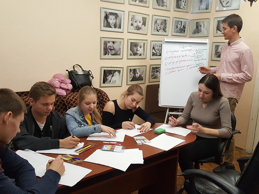 Занятие с психологом для студентов-стипендиатов Фото: Псковский детский фонд
