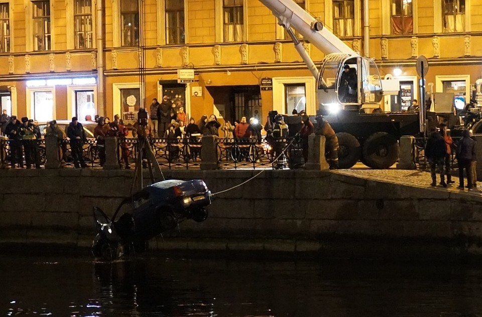 Машина ушла под воду Фото: ДТП и ЧП Петербурга
