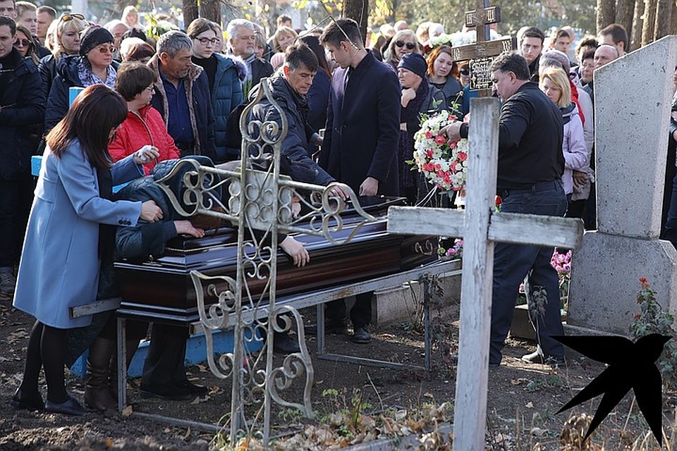 Гроб окружила семья. Фото: Тимур СЕМЕНОВ