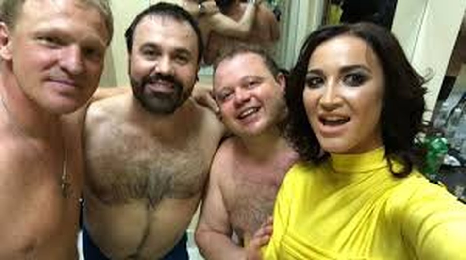 Ольга за кулисами со своими партнерами по спектаклю. Кадр из видео Ольги.