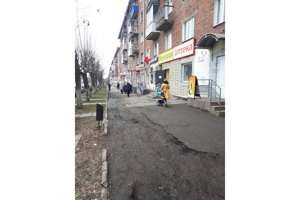 На Коммунаров тротуары в районе с Ленина разбиты с обеих сторон дороги. Фото: Анастасия Захарова