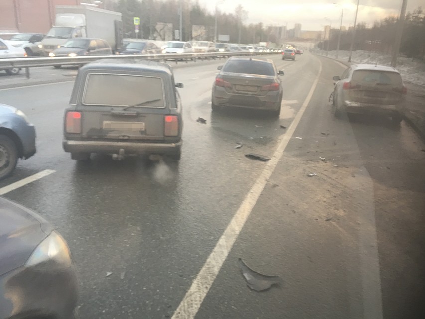 Остальные участники движения медленно объезжали место аварии в небольшом промежутке между стоящими машинами. Фото: Тимур ФАХРУЛЛИН