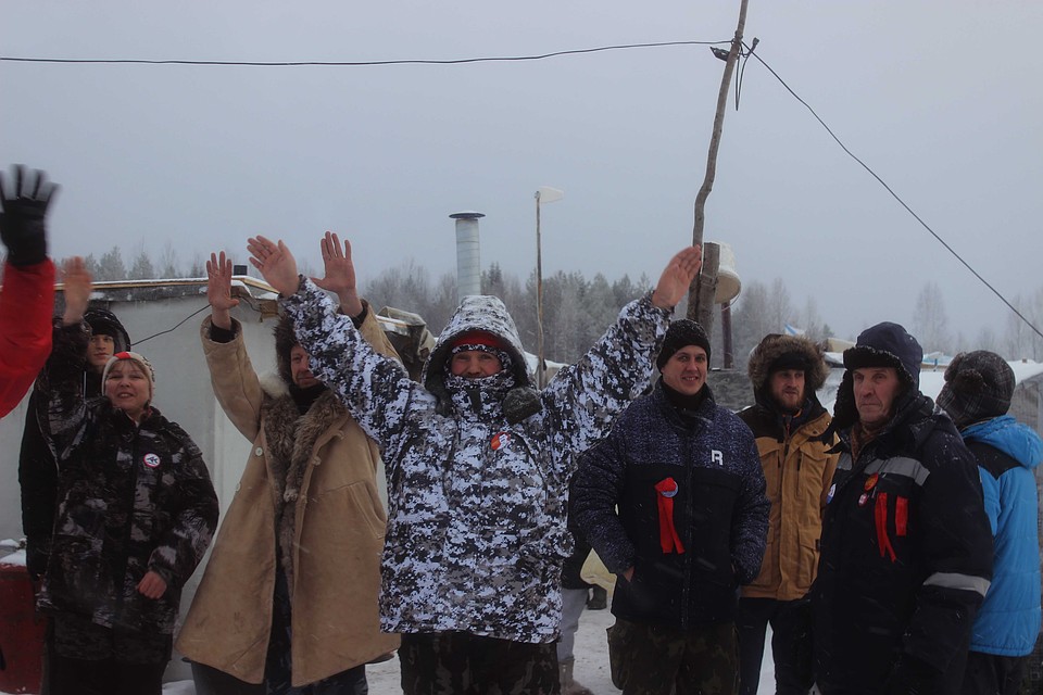 Поезда проезжают мимо с протяжными гудками - так они приветствуют экоактивистов. Люди машут в ответ. Фото: Анастасия МАШКАЛЕВА