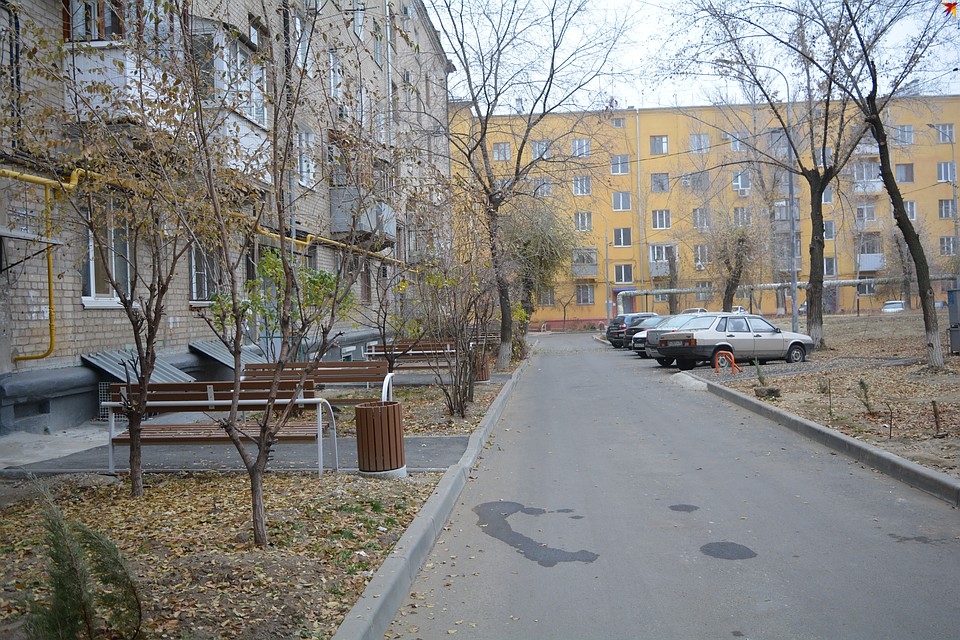 И у подъездов тоже лавочки! Фото: Инна ШЕРЕМЕТЬЕВА